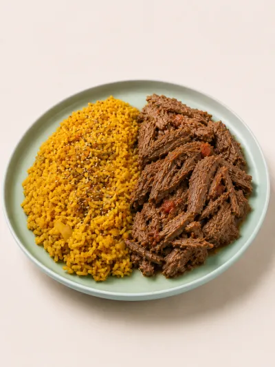 Bondiola braseada con arroz especiado — vianda saludable congelada de Hakora Cocina