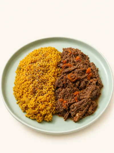 Carne braseada con arroz especiado — vianda saludable congelada de Hakora Cocina