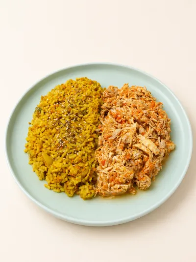 Pollo desmechado con arroz especiado — vianda saludable congelada de Hakora Cocina