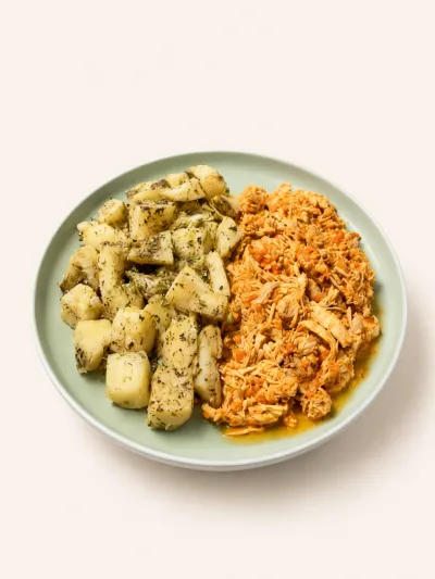 Pollo desmechado con papas asadas — vianda saludable congelada de Hakora Cocina