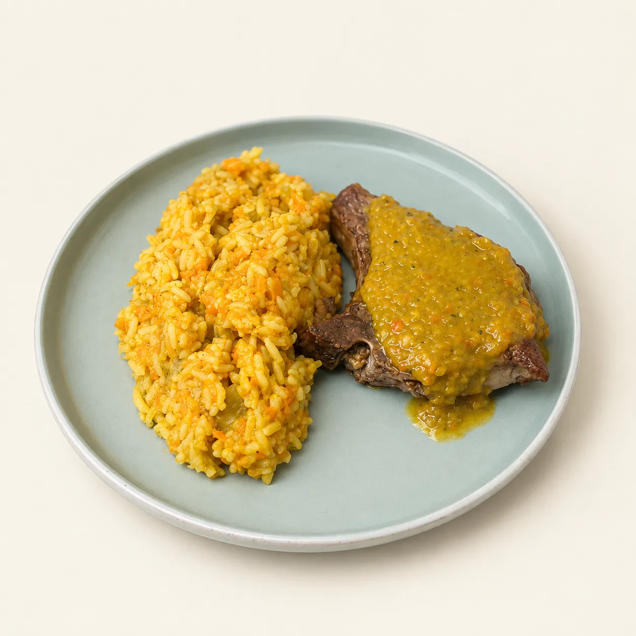 Costillas de cerdo con salsa mostaza y arroz especiado con vegetales