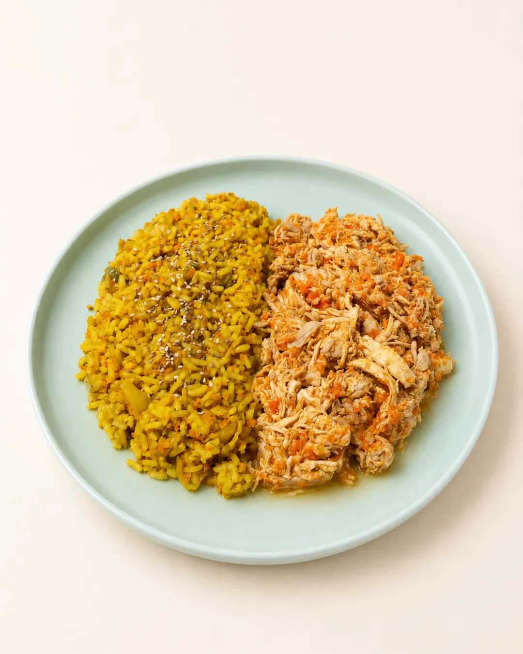 Pollo desmechado con arroz especiado — vianda saludable congelada de Hakora Cocina